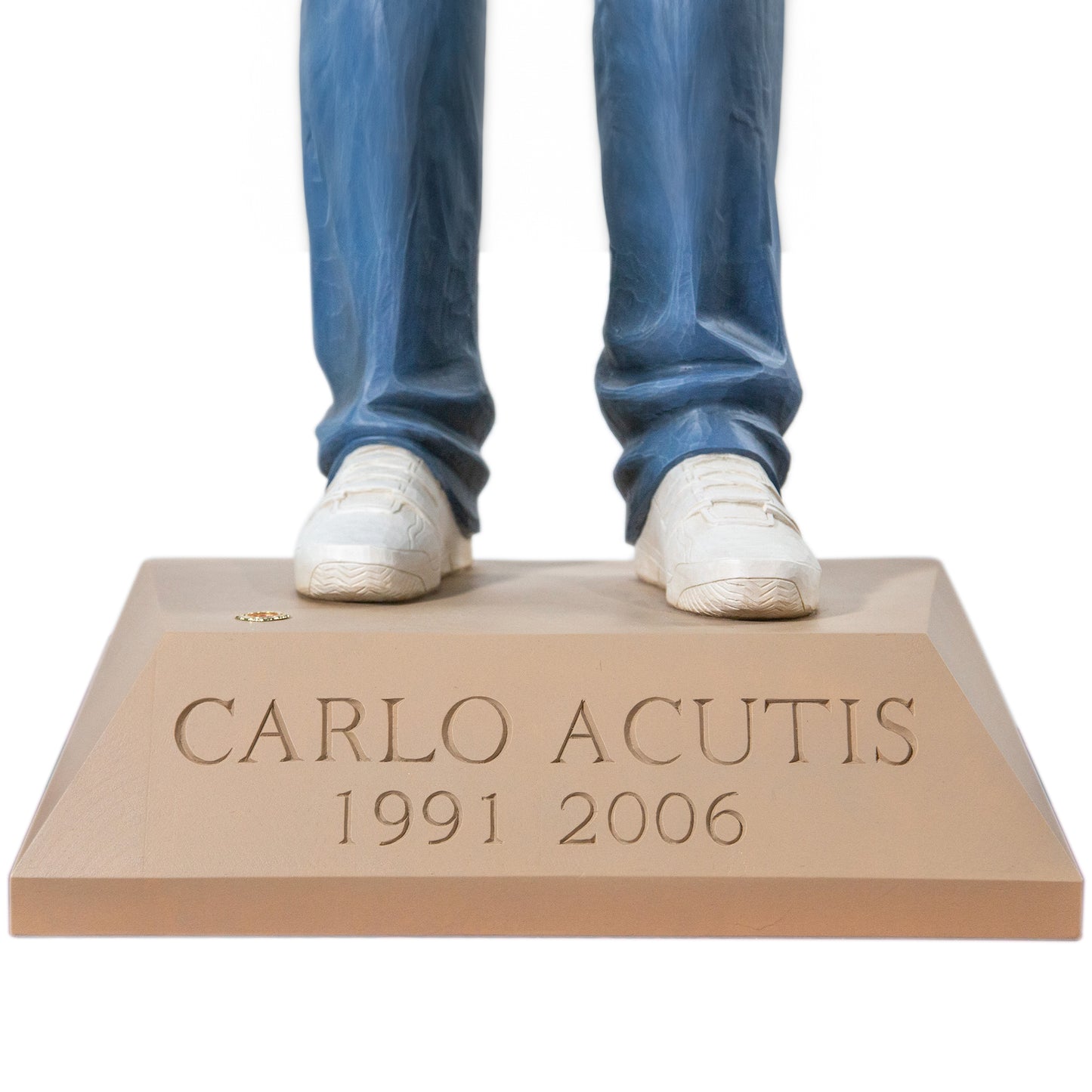 Statua in legno di San Carlo Acutis. Altezza 200 cm