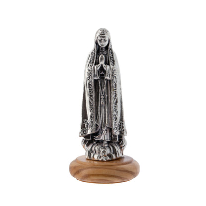 Statua Madonna di Fatima in metallo argentato e base in legno d'ulivo. Altezza 6,5 cm
