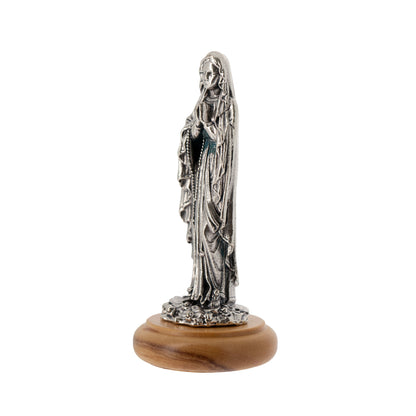 Statua Madonna di Lourdes in metallo argentato e base in legno d'ulivo. Altezza 6,5 cm
