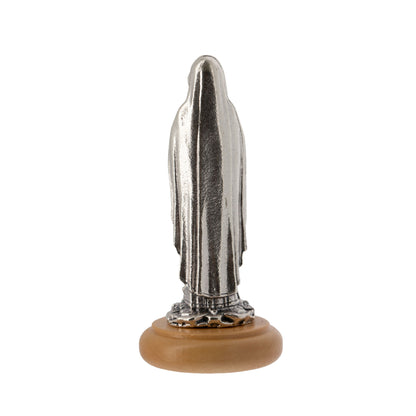 Statua Madonna di Lourdes in metallo argentato e base in legno d'ulivo. Altezza 6,5 cm
