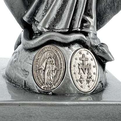 Statua Madonna Immacolata in resina argentata con medaglia. Altezza 20 cm