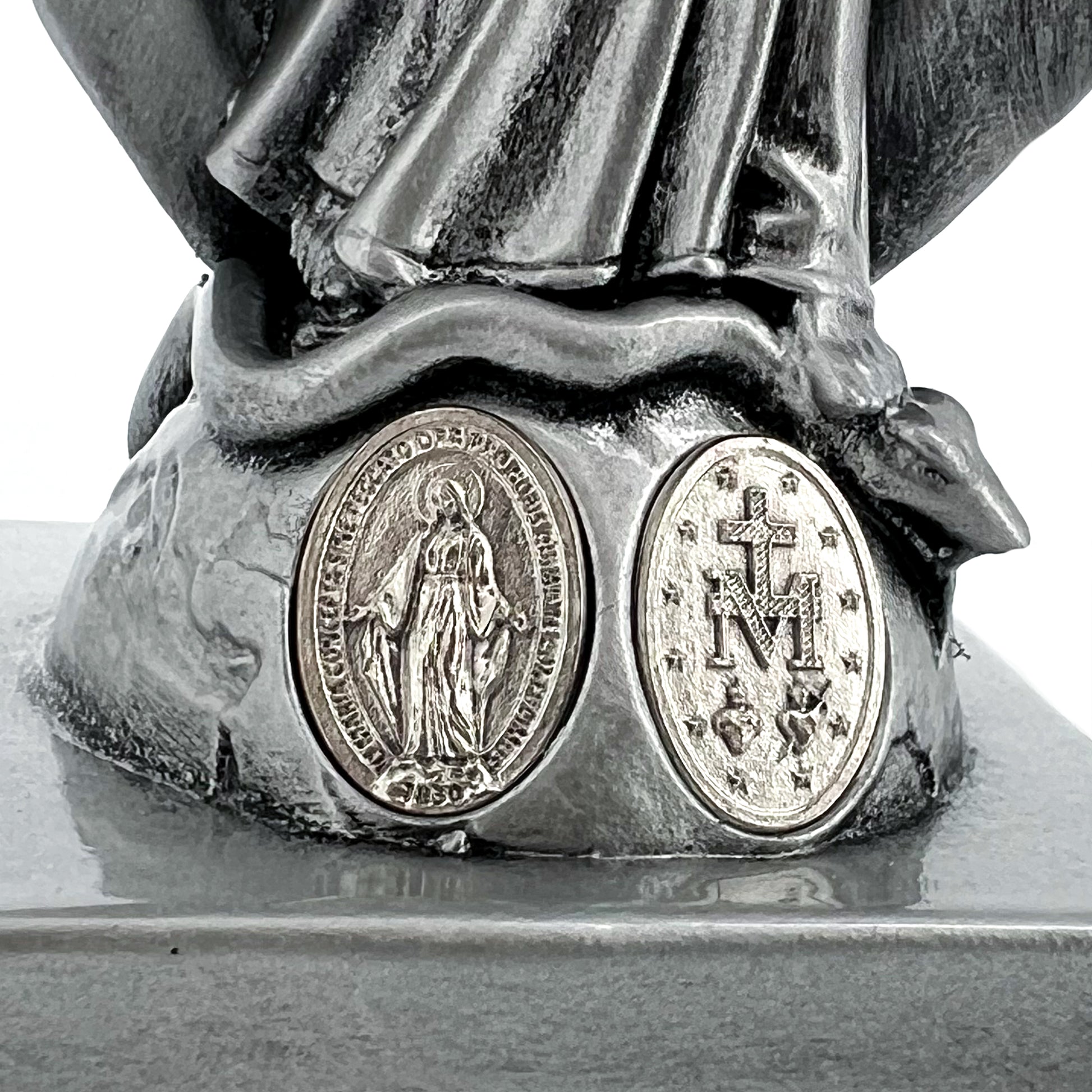 Statua Madonna Miracolosa in resina argentata con medaglia. Altezza 15 cm