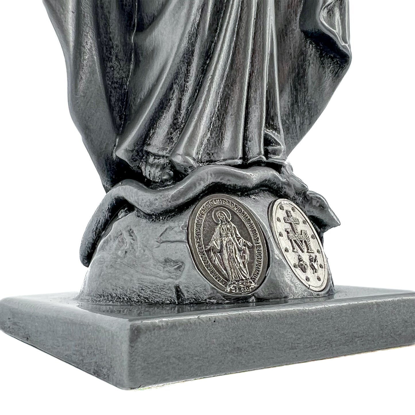 Statua Madonna Immacolata in resina argentata con medaglia. Altezza 20 cm