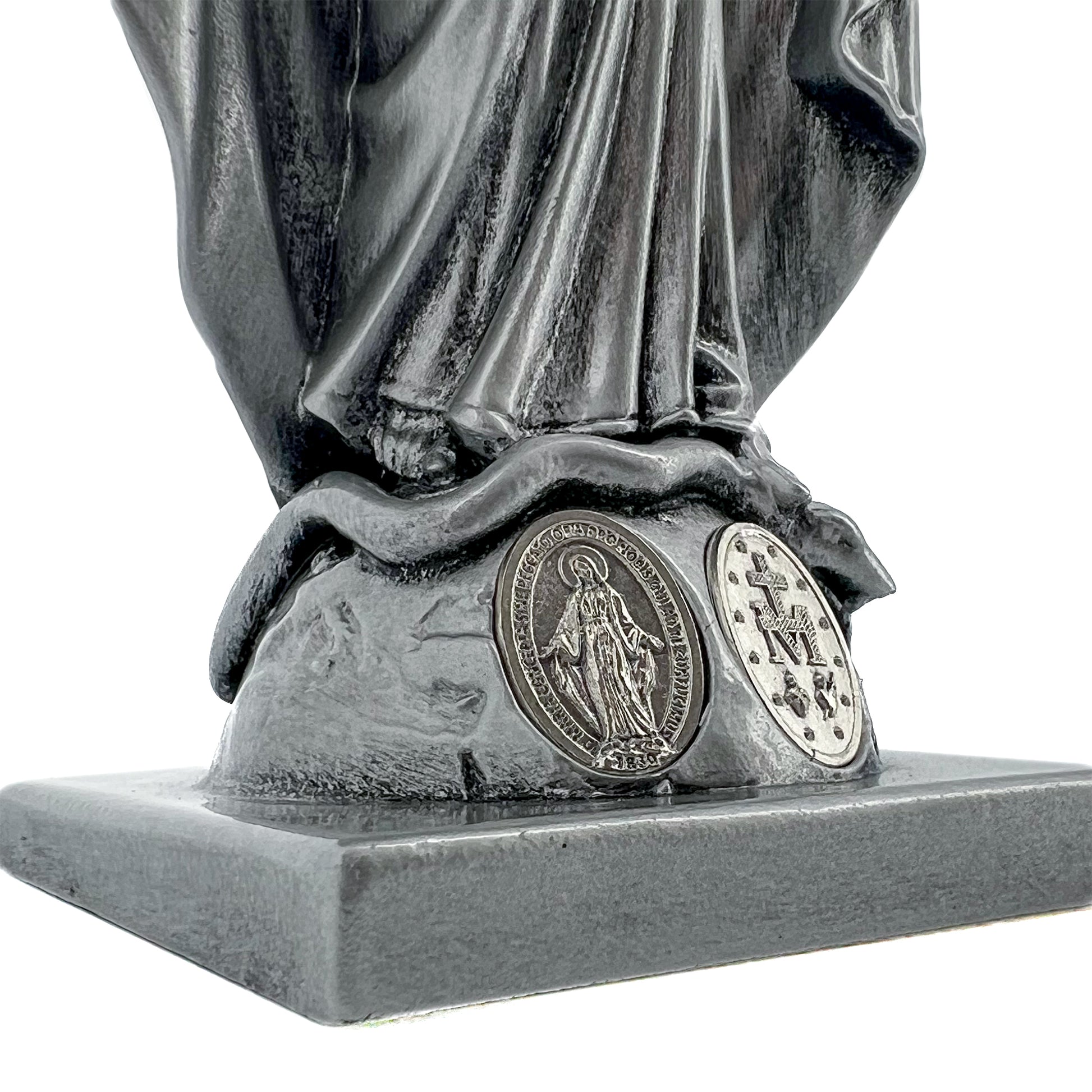 Statua Madonna Miracolosa in resina argentata con medaglia. Altezza 15 cm