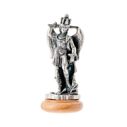 Statua San Michele Arcangelo in metallo argentato e base in legno d'ulivo. Altezza 6,5 cm
