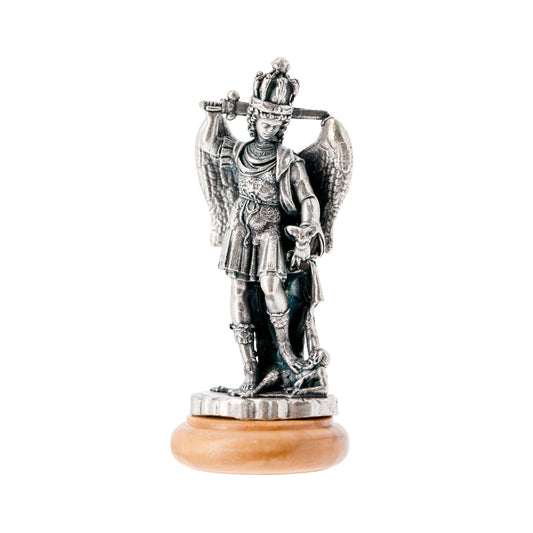 Statua San Michele Arcangelo in metallo argentato e base in legno d'ulivo. Altezza 6,5 cm
