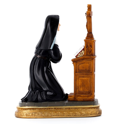 Statua Santa Rita inginocchiata in resina. Altezza 17 cm

