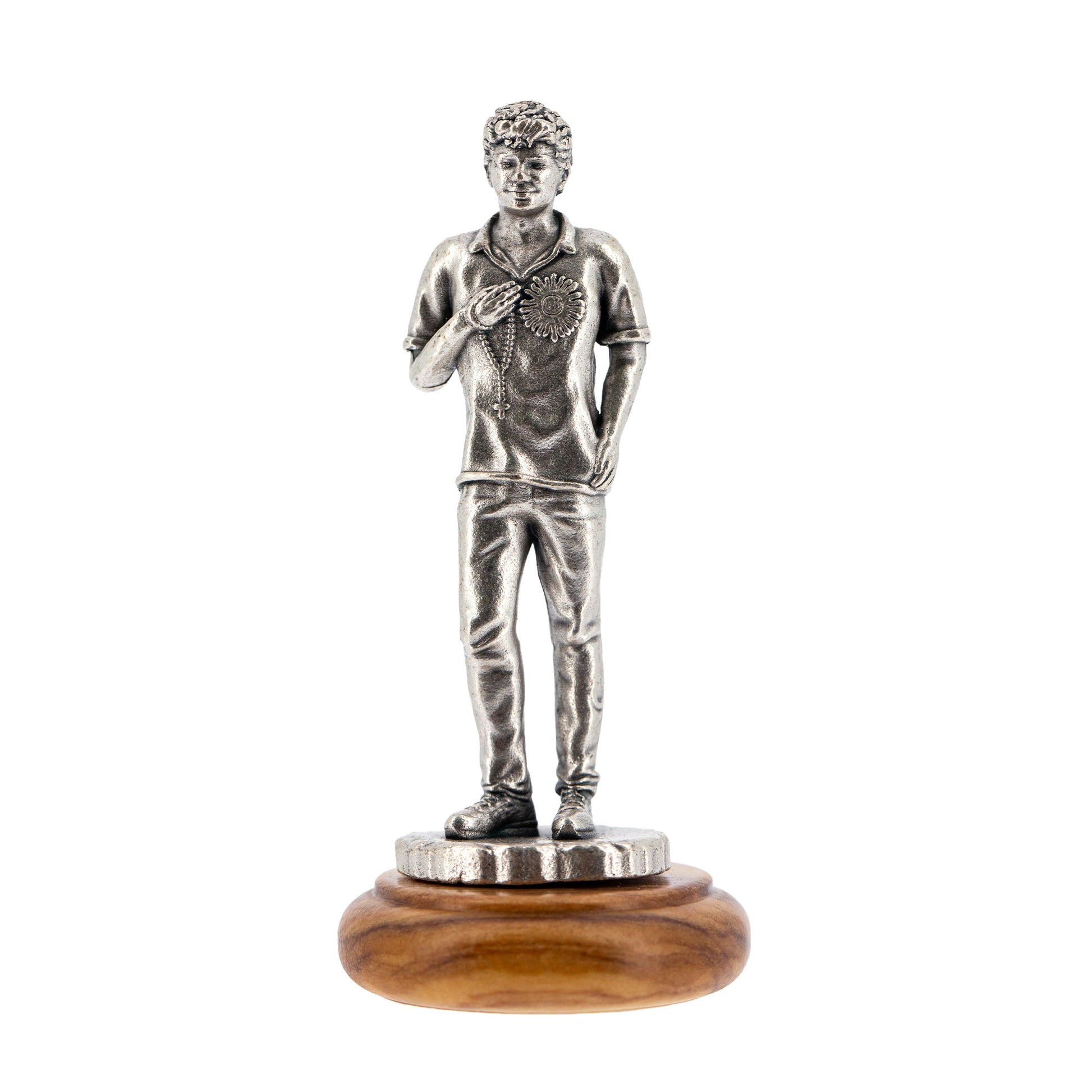 Statua San Carlo Acutis in metallo argentato e base in legno d'ulivo. Altezza 6,5 cm
