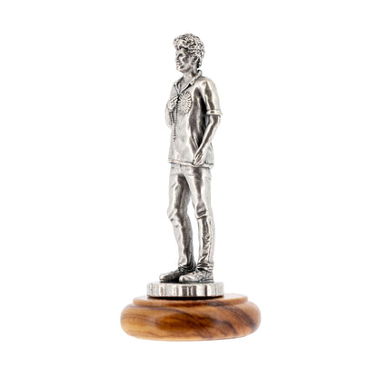 Statua San Carlo Acutis in metallo argentato e base in legno d'ulivo. Altezza 6,5 cm
