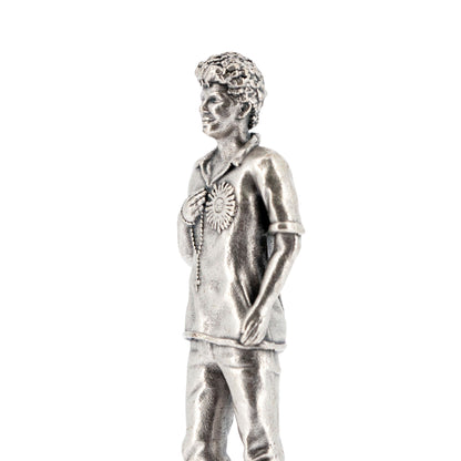 Statua San Carlo Acutis in metallo argentato e base in legno d'ulivo. Altezza 6,5 cm
